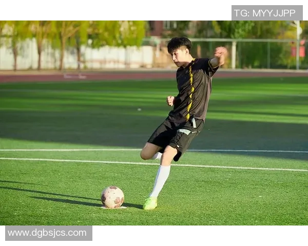 足球明星经典过人动作解析与技巧分享让你轻松掌握足球场上的精彩瞬间